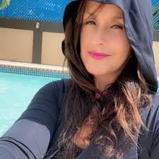 Flan de Queso y Coco bien cremoso y delicioso! Ingredientes: 1 lata de  leche de coco 1 lata de crema de coco 1/2 lata de leche condensada 1 pizca  de sal 5