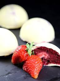 Dome Croquant De Chocolat Blanc A La Mousse De Fruits Rouges Et Coeur De Fraise Recette Mousse De Fruits Rouges Mousse Fruit Recettes De Cuisine
