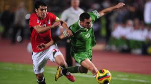 موعد مباراة مصر والجزائر ويلتقي منتخب مصر مع الجزائر في المباراة المقبلة يوم الأربعاء 23 يونيو فى الرابعة عصرا على ستاد القاهرة الدولي، فى الجولة الثانية بالمجموعة الأولي بدور المجموعات، وتنقل المباراة على الهواء. ÙÙŠÙØ§ ÙŠØ¨Ø±Ø² Ø§Ù„Ù…ÙˆØ§Ø¬Ù‡Ø© Ø§Ù„Ù†Ø§Ø±ÙŠØ© Ø¨ÙŠÙ† Ù…ØµØ± ÙˆØ§Ù„Ø¬Ø²Ø§Ø¦Ø± ÙÙŠ Ø¨Ø·ÙˆÙ„Ø© ÙƒØ£Ø³ Ø§Ù„Ø¹Ø±Ø¨ Ø§Ù„ÙŠÙˆÙ… Ø§Ù„Ø³Ø§Ø¨Ø¹