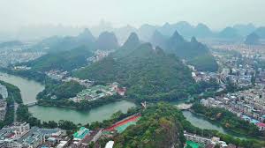 Potrivit autoarelor caitlin morton și katherine lagrave, ele seara, spectacolul luminilor din oraș este uimitor. Guilin Cel Mai Frumos Oras Din China Youtube
