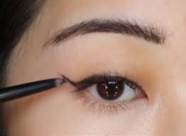 Line your eye with small dashes first. How To Apply Liquid Eyeliner Perfectly Beginner S Tutorial With Pictures