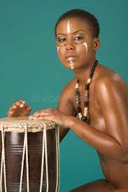 Eingeborene Nackte Afroamerikanerfrau Mit Trommeln Stockfoto - Bild von  instrument, afro: 8366892