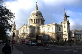 La catedral de san pablo ha sido testigo de numerosos acontecimientos de la historia británica y es un lugar de importancia nacional significativa. Subida A La Cupula De La Catedral De San Pablo De Londres Overbook In
