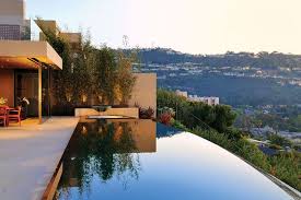 Built On A Hill Overlooking Urban Splendor This Infinity Pool S Clean Lines And Sweeping Curve Play Amazing Swimming Pools Luxury Pools Swimming Pool Designs