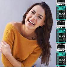 Em uma rua de pedra que parece molhada, os reflexos transformam Istambul em  um espelho vivo, onde o passado e o presente se encontram em perfeita  harmonia.