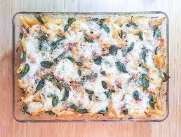 Jag kan tycka att pasta ibland kan vara svårt att variera och att om vi gör något i ugnen så blir det ofta idag testade vi en pastagratäng med halloumi och den blev bra. Pastagratang Med Rokt Lax Saras Matdagar