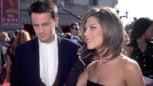 Et cela c'était passé dans les toilettes d'un restaurant. They Assure That Matthew Perry Prepares His Memoirs Without Censorship On Friends Their Addictions And Their Secret Romances Jennifer Aniston And Julia Roberts The Gal Times