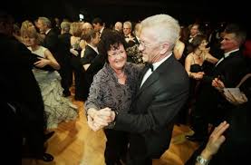 Meine frau und ich haben gemeinsam entschieden, sie. Ministerprasident Winfried Kretschmann Tanzt Mit Seiner Frau Auf Dem Presseball Klicken Sie Sich Durch Unsere Bildergalerie Schwarzwalder Bote