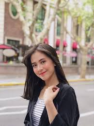 Menurut umat islam, meninggal di hari jum'at adalah sebuah keistimewaan. Tampak Manis 10 Artis Ini Memesona Lewat Lesung Pipit Tepi Mulut