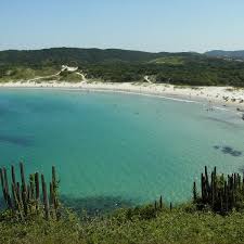 A praia das conchas faz limite com a praia do peró e proporciona aos seus visitantes uma bela vista das ilhas de cabo frio. Praia Das Conchas Playa En Cabo Frio