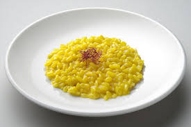 È il risotto allo zafferano, da non confondere con il più famoso risotto alla milanese. Risotto Allo Zafferano Quel Piatto Milanese Che Viene Dalla Sicilia Informacibo