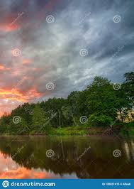 Amazonas es uno de los treinta y dos departamentos que, junto con bogotá, distrito capital, forman la república de colombia. Por Do Sol Longo Os Bancos Do Rio Amazonas Os Tributarios Das Amazonas Atravessam Os Paises De Guiana Equador Peru Brasil Imagem De Stock Imagem De Selva Arte 135651415