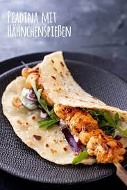 selbstgemachte piadina mit hahnchenspiessen und tzatziki rezept lebensmittel essen hahnchenspiesse rezeptideen