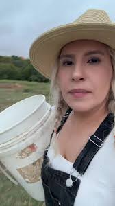 Echando Líquido Para las Moscas en el Rancho La Centencia