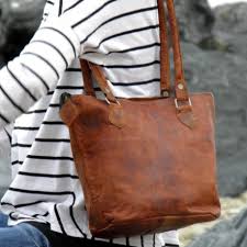 Pur style de simplicité pratique ou en version classe et raffinée, le cabas femme est le sac shopping féminin, l'accessoire de mode idéal et original. Sac A Main A Anses Cabas En Cuir Naturel Pour Femme Artisanat