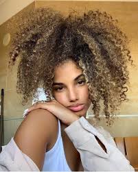 Perma, saçınızın her bir telinde bulunan iç bağların kırılmasına yardımcı olan kimyasallar kullanılmasını içerir. Afro Dalgasi Nasil Yapilir Evde Makyaj Mag