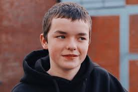 7 Fakta Keluarga Owen Cooper, Peraih Emmy Termuda