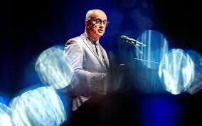 Burgemeester Fred Veenstra ziet genoeg om trots op te zijn in 'Rotterdam  van het Noorden' en pleit voor verbinding. 'Niet lullen maar poetsen'