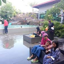 Kolam Renang Maxone Makasar Picture Of Maxonehotels Resort Makassar Tripadvisor
