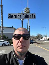 Made a little pit stop the other day to the old hood. Couldn't believe how  tall these palm trees have gotten. They even changed the street sign. Guess  the neighborhood is coming