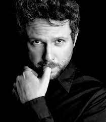 Now he works on tv, movies and theater. Selton Mello