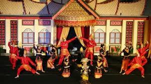 Tari lilin adalah sebuah tarian yang dipersembahkan oleh sekelompok penari yang membawa lilin dengan diiringi sekelompok musisi. 21 Tarian Daerah Sumatera Barat Tradisional Beserta Penjelasannya