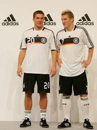 Zu jeder fußballeuropameisterschaft oder weltmeisterschaft gibt es neue deutschland trikots. Joachim Low Das Neue Trikot Ist Ein Richtiger Blickfang Dfb Deutscher Fussball Bund E V