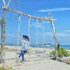 Keindahan pantai balekambang memang sayang untuk dilewatkan. Gerbang Pulau Madura