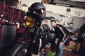 Een motor helm is zeer belangrijk voor de bescherming, het is dan ook niet voor niets dat een helm verplicht is op de openbare weg. Smk Helmets Check And Go Checkandgo Facebook