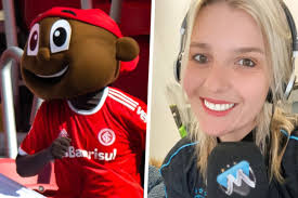 Reporterin Gisele Kümpel zeigt Maskottchen von Internacional Porto Alegre  an: "Konnte seinen Schweiß spüren"