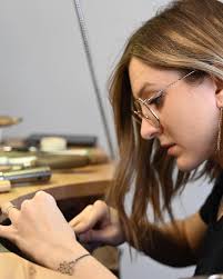 Hallo, mein Name ist Vera Wagner, ich bin Goldschmiedemeisterin und führe  meine eigene Firma Goldschmiede Schmuckherz. 💛 • Goldschmied war schon  immer mein Traumberuf und ich liebe es meinen Kunden auch die