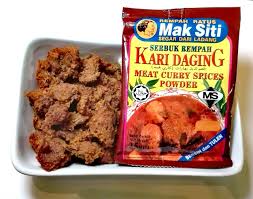 Petang tadi, sementara mengunting kain langsir untuk persiapan menjahit langsir raya aku mataku melirik kepada satu rancangan realiti. Rempah Ratus Mak Siti Terbaik Setaraf Jenama Antarabangsa Ciktom