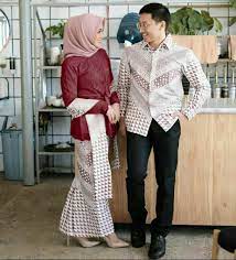 Baju couple kemeja hitam putih. Couple Kebaya Brokat Baju Kondangan Couple Kekinian Remaja