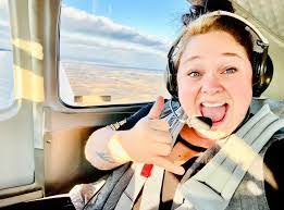 Kara Beavers's Instagram, Twitter & Facebook