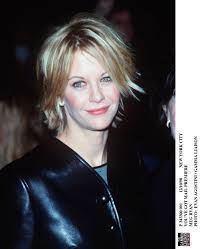Short bob riccio e spettinato come meg ryan · caschetto riccio come vanessa paradis · afro bob corto riccio inverno 2016 · bob con ciuffo e finish riccio inverno . Bixie Il Taglio Corto Ma Non Troppo Piu Di Moda Nell Inverno 2021 2022 Vanity Fair Italia