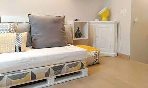 Acquistare una volta realizzata la base dovrete creare la spalliera fissando con le viti per legno i 3 pallet alla. Come Realizzare Un Divano Fai Da Te Con I Pallet Casafacile