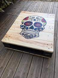 table basse en palette en bois naturel et noir mat avec crane mexicain entierement peint a la main en acrylique avec pallet painting skull furniture pallet art
