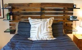 Grande Palette En Bois Peinte Avec Une Lasure Pour Une Tete De Lit Rustique Et Charmante Lit En Palette Tete De Lit Palette Tetes De Lit Rustique