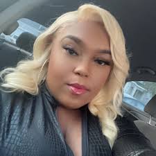 Samia Alexander's Instagram, Twitter & Facebook