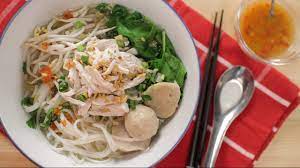 Soak the rice noodles in a bowl of hot water for 10 minutes or according to the pack instructions. Thai Chicken Noodle Soup Recipe à¸ à¸§à¸¢à¹€à¸• à¸¢à¸§à¹„à¸ à¸‰ à¸ Hot Thai Kitchen Youtube