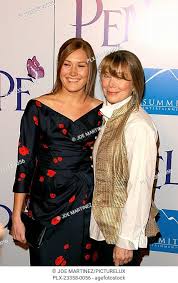 As a kid, sissy spacek climbed trees, rode horses, swam, and played in the woods. Penelope Premiere Schuyler Fisk And Mother Sissy Spacek 2 20 2008 Director S Guild Of America Stock Photo Picture And Rights Managed Image Pic Plx 23358 0056 Agefotostock