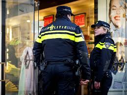 A driver for a courier company with initials e.e.d. Politie Diverser Maken Van Het Korps Zeer Moeilijk Nos