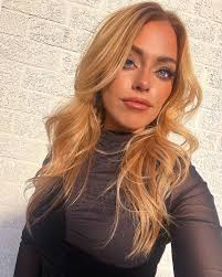 Emily Hope's Instagram, Twitter & Facebook