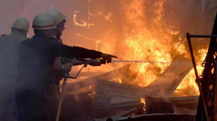 Kolkata fire | Fire at slum area in Chitpur, one dead dgtl - Anandabazar
