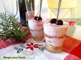 Molti nutrizionisti consigliano di introdurlo in una dieta equilibrata perché ha prendiamo in prestito la parola inglese bowl per riferirci alla classica ciotola di yogurt con granola e frutta , ma non lo facciamo a caso. Crema Di Yogurt Greco E Amarene In Bicchiere