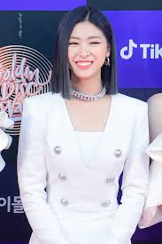Shin ryujin, ou popularmente conhecida por seu nome de palco ryujin (류진), é uma rapper e shin ryujin nasceu no dia 17 de abril de 2001, na coréia do sul. 7 Times Itzy S Ryujin Made Everyone Want To Break Their Shoulders Kissasian