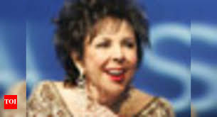 Elizabeth ready to sell her topless pics