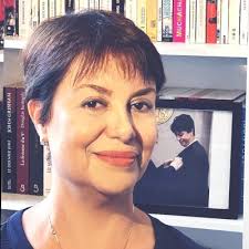 Aujourd'hui, Cités Immersives vous présente Hager, notre chargée de projet  scénographe. 🎓 Son parcours : Architecte de profession, Hager a consacré  plusieurs années à la conception architecturale…