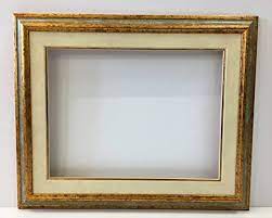 Abbiamo cornici in nero, bianco, oro, rovere e rame. Cornice In Legno Con Passepartout Per Tela O Fotografia Profilo Gola Liscia Argento E Oro Effetto Anticato Interno Cm 40 X 50 Amazon It Prodotti Handmade