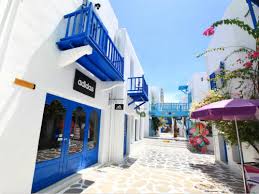 Opened in 2014, the theme park has attracted a significant number of visitors with its unique photogenic outdoor entertainment, whitewash theme and architectural style. Dingtaxi Global Airport Transfer Chartered Day Tour Services